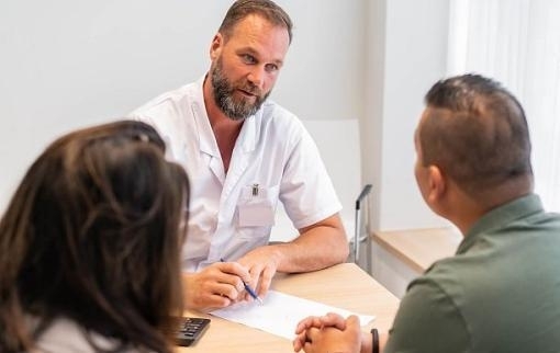 Medisch specialist speekkamer patiënt samen beslissen 7 611x406p